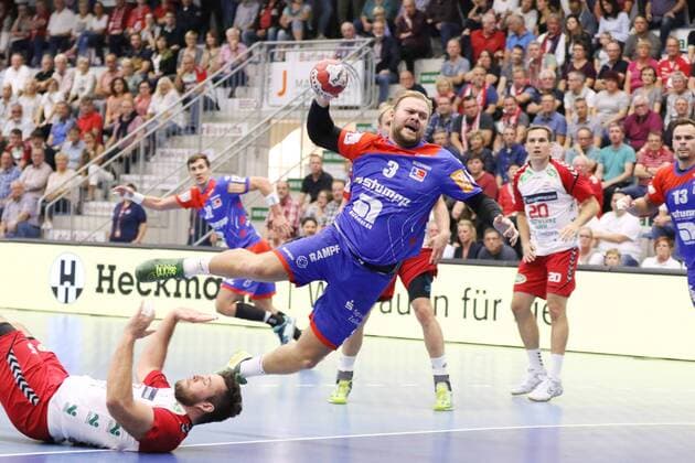 Marcel Niemeyer (HBW Balingen-Weilstetten 3) setzt sich gegen Jan Brosch (ASV Hamm-Westfalen 5)(am Boden) durch, ASV Hamm-Westfalen vs HBW Balingen-Weilstetten, Handball, 2. Bundesliga, 07.09.2018, ASV Hamm-Westfalen vs HBW Balingen-Weilstetten, Handball, 2. Bundesliga, 07.09.2018 Hamm Copyright: xEIBNER JanxStrohdiekx EP_JSK