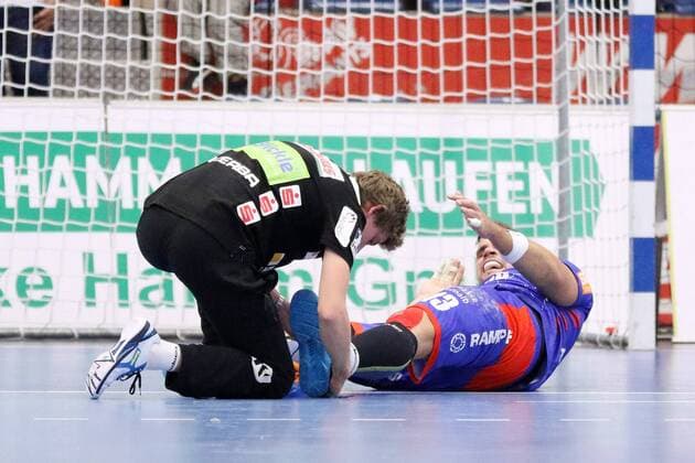 Benjamin Meschke (HBW Balingen-Weilstetten 13) wird am linken Fuss versorgt, ASV Hamm-Westfalen vs HBW Balingen-Weilstetten, Handball, 2. Bundesliga, 07.09.2018, ASV Hamm-Westfalen vs HBW Balingen-Weilstetten, Handball, 2. Bundesliga, 07.09.2018 Hamm Copyright: xEIBNER JanxStrohdiekx EP_JSK