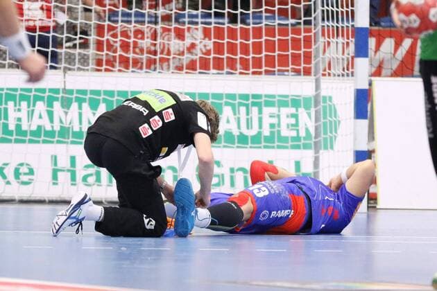 Benjamin Meschke (HBW Balingen-Weilstetten 13) wird am linken Fuss versorgt, ASV Hamm-Westfalen vs HBW Balingen-Weilstetten, Handball, 2. Bundesliga, 07.09.2018, ASV Hamm-Westfalen vs HBW Balingen-Weilstetten, Handball, 2. Bundesliga, 07.09.2018 Hamm Copyright: xEIBNER JanxStrohdiekx EP_JSK