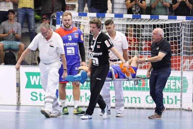Benjamin Meschke (HBW Balingen-Weilstetten 13) wird verletzt vom Spielfeld getragen, ASV Hamm-Westfalen vs HBW Balingen-Weilstetten, Handball, 2. Bundesliga, 07.09.2018, ASV Hamm-Westfalen vs HBW Balingen-Weilstetten, Handball, 2. Bundesliga, 07.09.2018 Hamm Copyright: xEIBNER JanxStrohdiekx EP_JSK