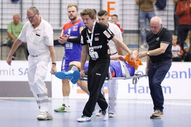 Benjamin Meschke (HBW Balingen-Weilstetten 13) wird verletzt vom Spielfeld getragen, ASV Hamm-Westfalen vs HBW Balingen-Weilstetten, Handball, 2. Bundesliga, 07.09.2018, ASV Hamm-Westfalen vs HBW Balingen-Weilstetten, Handball, 2. Bundesliga, 07.09.2018 Hamm Copyright: xEIBNER JanxStrohdiekx EP_JSK