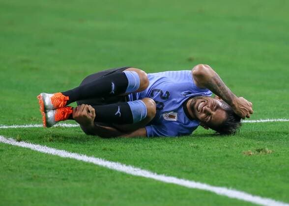 HOUSTON, TX - SEPTEMBER 07: Uruguay forward Jonathan Urretaviscaya (20) goes down to the ground after colliding with Mexico defender Jesus Angulo (21) during the soccer match between Mexico and Uruguay on September 7, 2018 at NRG Stadium in Houston, Texas. (Photo by Leslie Plaza Johnson Icon Sportswire) SOCCER: SEP 07 Mexico v Uruguay Icon180907017 EDITORIAL USE ONLY