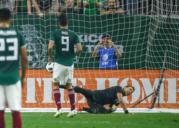 HOUSTON, TX - SEPTEMBER 07: Mexico forward forward Raul Jimenez (9) scores a goal in the first half of the soccer match between Mexico and Uruguay on September 7, 2018 at NRG Stadium in Houston, Texas. (Photo by Leslie Plaza Johnson Icon Sportswire) SOCCER: SEP 07 Mexico v Uruguay Icon180907018 EDITORIAL USE ONLY
