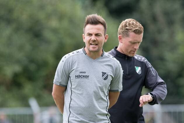 Fußball, Trainerhistorie SV Rödinghausen von 2014 bis heute Roedinghausen, Deutschland 08.09.2018: Regionalliga West - 2018 2019 - SV Roedinghausen vs. Borussia Dortmund II (L-R) Trainer Enrico Maaßen Maassen (Roedinghausen). Co-Trainer Sebastian Block (Roedinghausen) Roedinghausen Nordrhein-Westfalen Deutschland Haecker Wiehenstadion