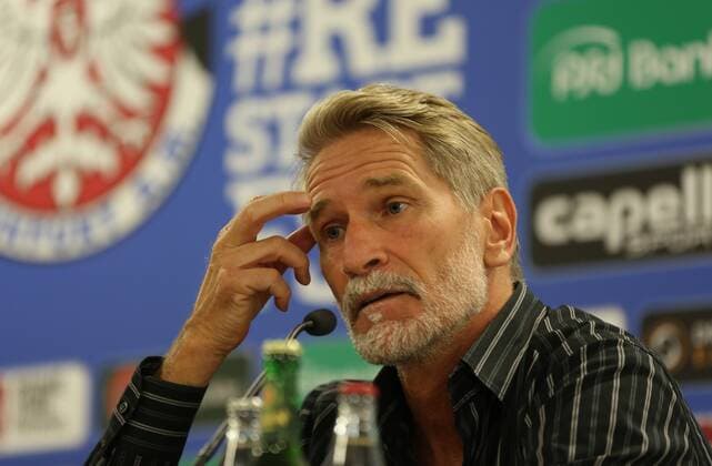 Fußball, Trainerhistorie, FSV Frankfurt 08.09.2018, xcex Deutschland, Frankfurt, PSD Arena, Fussball Regionalliga Suedwest Saison 2018 2019 FSV Frankfurt gegen VfR Wormatia Worms Trainer Alexander Conrad (FSV) (Wichtiger Hinweis: Der DFB untersagt die Verwendung von Sequenzbildern im Internet und in Online-Medien während des Spiels (einschließlich Halbzeit). Sperrfrist! Der DFB erlaubt die Publikation und Weiterverwertung der Bilder auf mobilfunkfähigen Endgeräten (insbesondere MMS) und über DVB-H und DMB erst nach Spielende.)