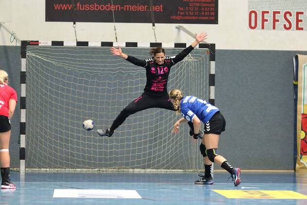 Gisa Klaunig (HSG Blomberg-Lippe 4) verwandelt einen Siebenmeter gegen Manuela Bruetsch (HSG Bad Wildungen Vipers 12), HSG Blomberg-Lippe vs HSG Bad Wildungen Vipers, Handball, 1. Frauen Bundesliga, 08.09.2018, HSG Blomberg-Lippe vs HSG Bad Wildungen Vipers, Handball, 1. Bundesliga Frauen, 08.09.2018 Blomberg Copyright: xEIBNER JanxStrohdiekx EP_JSK