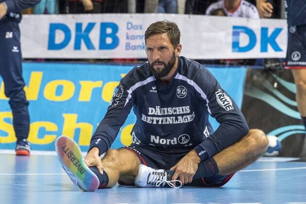 Die Schuhe von Tobias Karlsson (SG Flensburg-Handewitt) mit der Aufschrift Equality und Diversity am 08.09.2018 in Flensburg (Schleswig-Holstein) in der Flens-Arena. SG Flensburg-Handewitt gegen THW Kiel Flensburg Schleswig-Holstein Deutschland
