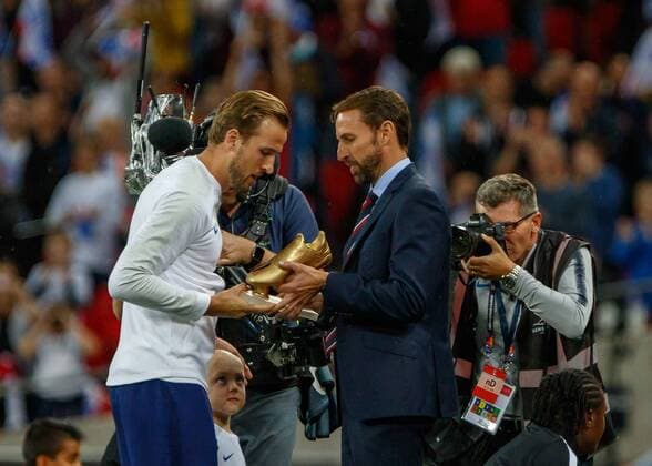 Football - 2018 2019 UEFA Nations League A - Group Four: England vs. Spain Harry Kane (England) receives his golden boot from England Manager Gareth Southgate, at Wembley Stadium. COLORSPORT DANIEL BEARHAM  csp_eng_spa_080918_