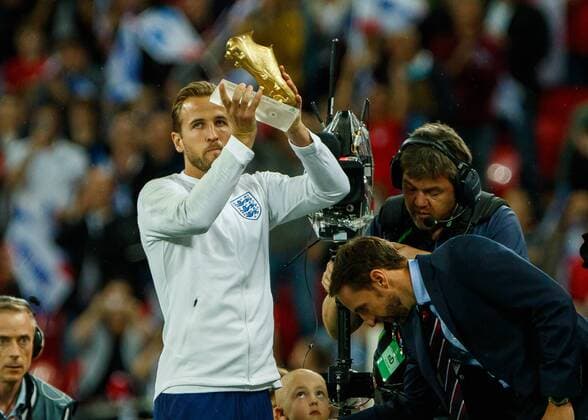 Football - 2018 2019 UEFA Nations League A - Group Four: England vs. Spain Harry Kane (England) shows off his Golden boot to the crowd at Wembley Stadium. COLORSPORT DANIEL BEARHAM  csp_eng_spa_080918_