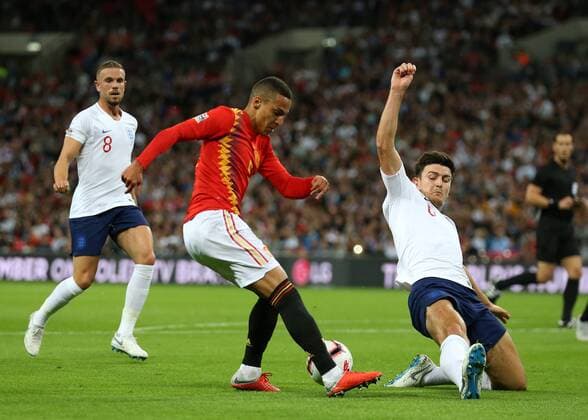 8th September 2018, Wembley Stadium, London, England; UEFA Nations League football, England versus Spain; Rodrigo of Spain crossing the ball over Harry Maguire of England  ActionPlus12061059 JohnxPatrickxFletcher