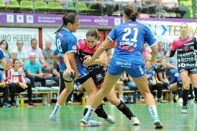 Julia Harsfalvi (TusSies Metzingen 18) gegen Svenja Kaufmann (Neckarsulmer Union 8) und Irene Espinola Perez (Neckarsulmer Sport-Union 21) TusSies Metzingen, Handball, HBF, Bundesliga, Ligaspiel, 08.09.2018, Foto:TBaur Eibner Neckarsulmer Sportunion vs. TusSies Metzingen Neckarsulm Copyright: xEIBNER TobiasxBaurx EP_TBR