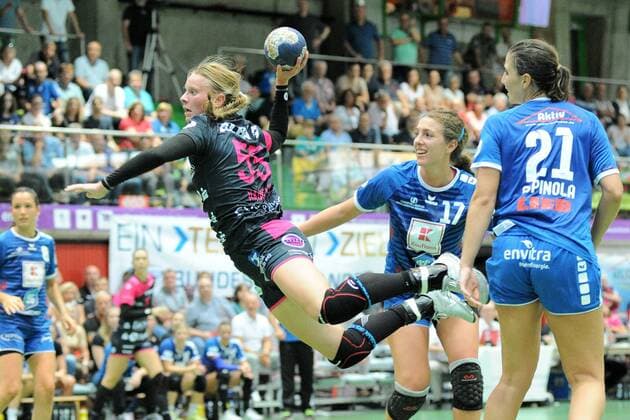 Tamara Haggerty (TusSies Metzingen 55) gegen Ljubica Pavlovic (Neckarsulmer Union 17) und Irene Espinola Perez (Neckarsulmer Sport-Union 21) TusSies Metzingen, Handball, HBF, Bundesliga, Ligaspiel, 08.09.2018, Foto:TBaur Eibner Neckarsulmer Sportunion vs. TusSies Metzingen Neckarsulm Copyright: xEIBNER TobiasxBaurx EP_TBR