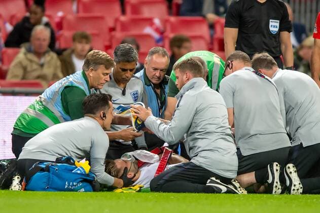Sport Themen der Woche KW36 Sport Bilder des Tages Luke Shaw of England lies injured after a crash with Dani Carvajal of Spain and receives medical treatment with an oxygen mask during the UEFA Nation League, Group 4, League A match between England and Spain at Wembley Stadium, London, England on 8 September 2018. Copyright: xSalvioxCalabresex 20960028