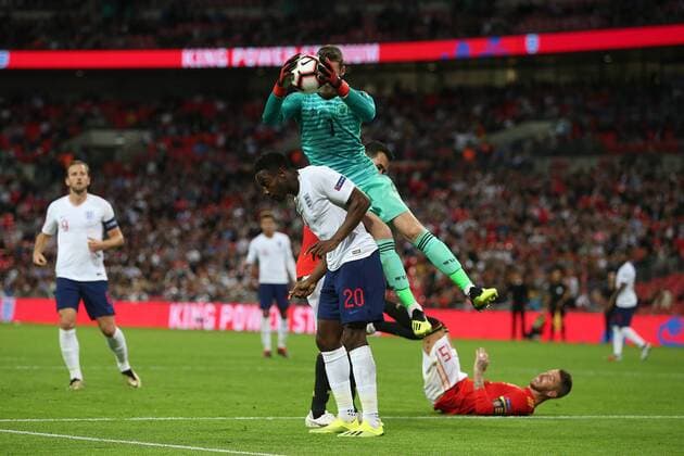 England v Spain UEFA Nations League Danny Welbeck of England is adjudged to have fouled David De Gea of Spain in the build up to scoring England s 2nd goal but the photos appear to suggest David De Gea of Spain lost his grip on the ball after hitting Danny Welbeck of England on the head with it during the UEFA Nations League match at Wembley Stadium, London Content Not Available For UK Newspapers Copyright: xPaulxChestertonx FIL-12248-0029