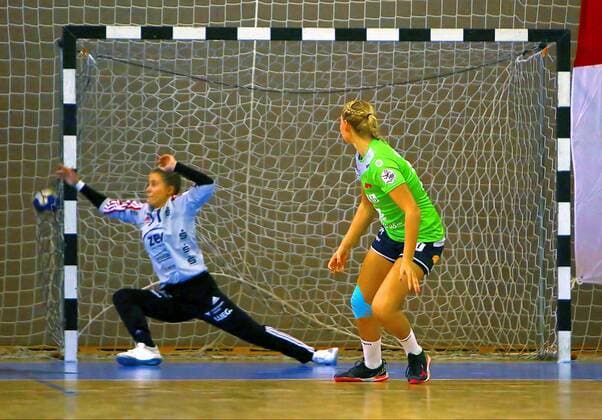 Kristin Amos (HSG) überwindet Torhüterin Ela Szott (Zwickau) per Siebenmeter. Handball Frauen 2.Liga 2018 19 BSV Sachsen Zwickau - HSG Gedern Nidda 33:28 am 8.9.2018 BSV Sachsen Zwickau - HSG Gedern Nidda