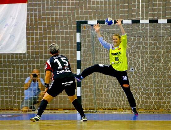 Nadja Bolze (Zwickau) scheitert mit einem Siebenmeter an Torhüterin Sandra Elisath (HSG) Handball Frauen 2.Liga 2018 19 BSV Sachsen Zwickau - HSG Gedern Nidda 33:28 am 8.9.2018 BSV Sachsen Zwickau - HSG Gedern Nidda