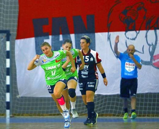 Sabine Eisenacher (HSG) dreht nach einem Treffer ab. Handball Frauen 2.Liga 2018 19 BSV Sachsen Zwickau - HSG Gedern Nidda 33:28 am 8.9.2018 BSV Sachsen Zwickau - HSG Gedern Nidda