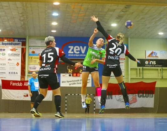 Torwurf von Sabine Eisenacher (HSG) , links Nadja Bolze (Zwickau) , rechts Petra Nagy (Zwickau) Handball Frauen 2.Liga 2018 19 BSV Sachsen Zwickau - HSG Gedern Nidda 33:28 am 8.9.2018 BSV Sachsen Zwickau - HSG Gedern Nidda