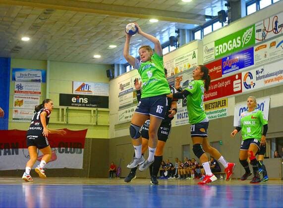 Jessica Schmeißer (HSG) , rechts Leonie Nowak (HSG) und Johanna Becker (HSG) Handball Frauen 2.Liga 2018 19 BSV Sachsen Zwickau - HSG Gedern Nidda 33:28 am 8.9.2018 BSV Sachsen Zwickau - HSG Gedern Nidda