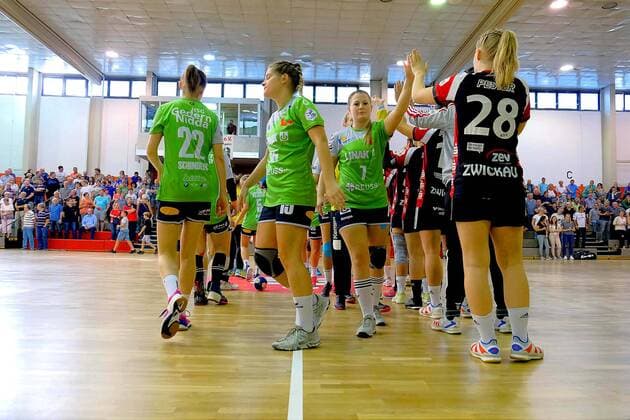 Start in die 2.Bundesliga, von links: Kirsten Schindler (HSG) , Jessica Schmeißer (HSG) und Christin Kraft (HSG) Handball Frauen 2.Liga 2018 19 BSV Sachsen Zwickau - HSG Gedern Nidda 33:28 am 8.9.2018 BSV Sachsen Zwickau - HSG Gedern Nidda