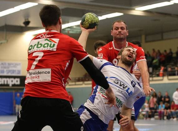 08.09.2018, Deutschland, Kornwestheim, Handball 3. Handball-Liga Süd SV Kornwestheim vs. TV Willstätt: v.l. Dinko odig (TVW), Jan Reusch (SVK), Radoslaw Jankowski (TVW)