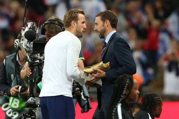 England v Spain UEFA Nations League England Manager Gareth Southgate presents Harry Kane of England with his FIFA World Cup WM Weltmeisterschaft Fussball Golden Boot before the UEFA Nations League match at Wembley Stadium, London Content Not Available For UK Newspapers Copyright: xPaulxChestertonx FIL-12248-0117