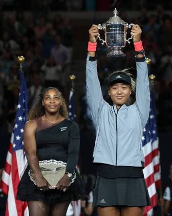 Siegerin Naomi Osaka streckt die Arme hoch mit dem Pokal, Finalistin Serena Williams steht im Hintergrund, Siegerehrung, Praesentation Damen Einzel Finale, Endspiel Copyright: xJuergenxHasenkopfx