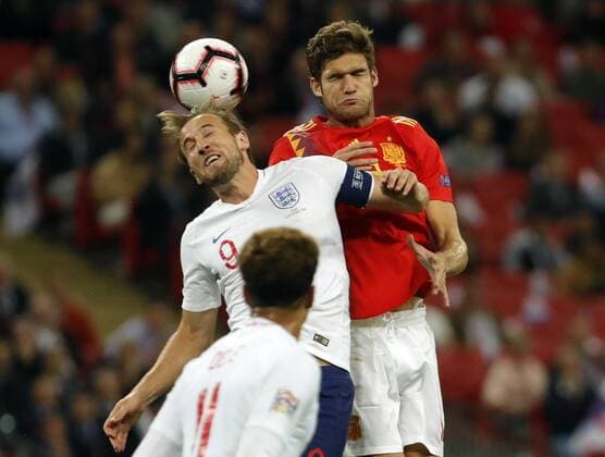 Partido de la Liga de las Naciones de la UEFA entre Inglaterra y Espana. En la imagen, Kane y Marcos Alonso.UEFA Nations League match between England and Spain. In this picture, Kane and Marcos Alonso. 