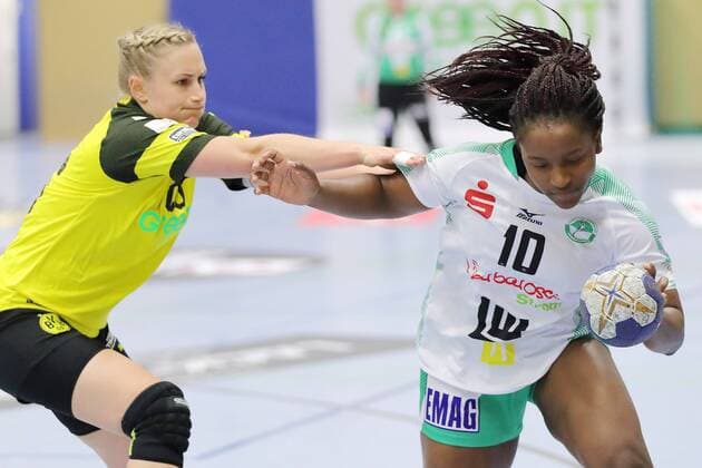 Sport Bilder des Tages Prudence Kinlend (GOE) setzt sich durch 180908-BVB vs FRISCH AUF GOEPPINGEN; Saison 2018 19; 1. Bundesliga, Spiel 1, Sporthalle Bleichstein, Herdecke BVB-Handballdamen-Bundesliga-Spiel 2018 19 Dortmund Copyright: xEIBNER Wolfgang_Stummbilligx EP_EER