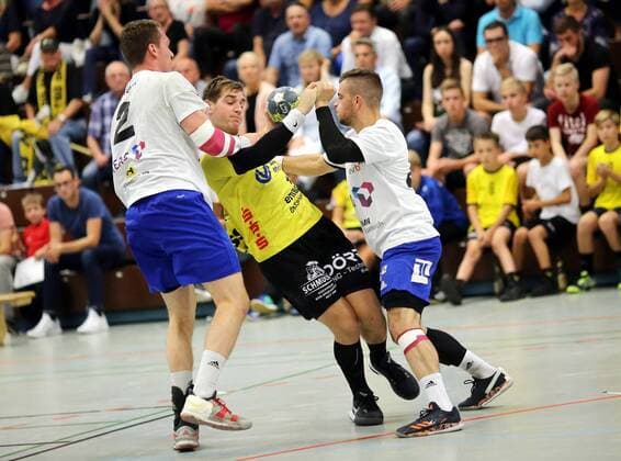 3. Handball-Liga Ost - Saison 2018-2019 - 08.09.2018 MSG Falken Groß-Bieberau Modau I vs ThSV Eisenach - - Groß-Bieberau v. l. Darren Weber MSG Falken wird von Hannes Iffert und Armend Alaj beide Eisenach in die Zange genommen Aktion, Zweikampf -