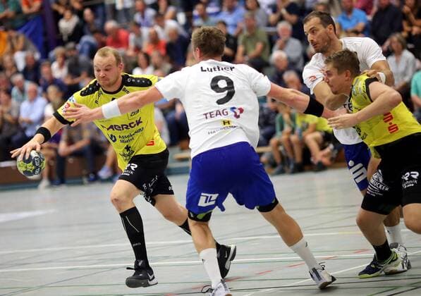3. Handball-Liga Ost - Saison 2018-2019 - 08.09.2018 MSG Falken Groß-Bieberau Modau I vs ThSV Eisenach - - Groß-Bieberau v. l. Michael Malik MSG Falken versucht vor Daniel Luther das Anspiel an den Kreis Aktion, Zweikampf -