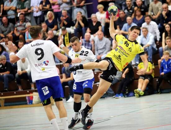 3. Handball-Liga Ost - Saison 2018-2019 - 08.09.2018 MSG Falken Groß-Bieberau Modau I vs ThSV Eisenach - - Groß-Bieberau v. l. Daniel Luther und Armend Alaj beide Eisenach, Hrvoje Batinovic MSG Falken Aktion, Zweikampf -