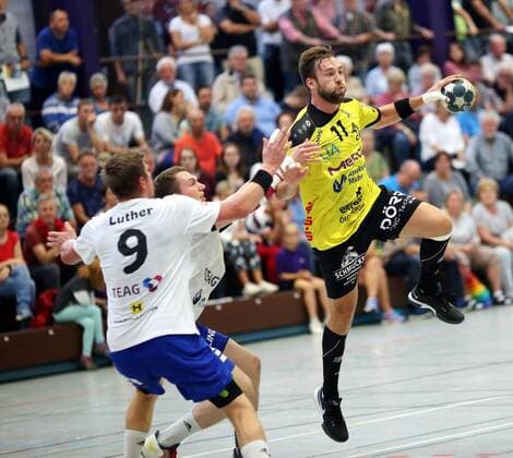 3. Handball-Liga Ost - Saison 2018-2019 - 08.09.2018 MSG Falken Groß-Bieberau Modau I vs ThSV Eisenach - - Groß-Bieberau v. l. Daniel Luther und Armend Alaj beide Eisenach, Till Buschmann MSG Falken Aktion, Zweikampf -