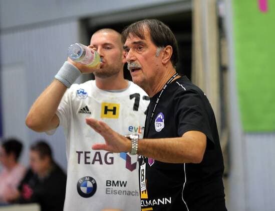 3. Handball-Liga Ost - Saison 2018-2019 - 08.09.2018 MSG Falken Groß-Bieberau Modau I vs ThSV Eisenach - - Groß-Bieberau v. l. Eisenachs Trainer Sead Hasanefendic gibt Anweisungen Aktion, Einzelbild -
