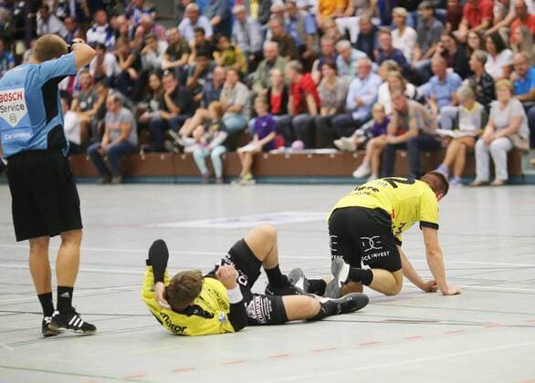 3. Handball-Liga Ost - Saison 2018-2019 - 08.09.2018 MSG Falken Groß-Bieberau Modau I vs ThSV Eisenach - - Groß-Bieberau v. l. Schwerstarbeit für die Schiedsrichter aber auch für die Spieler Aktion, Einzelbild -