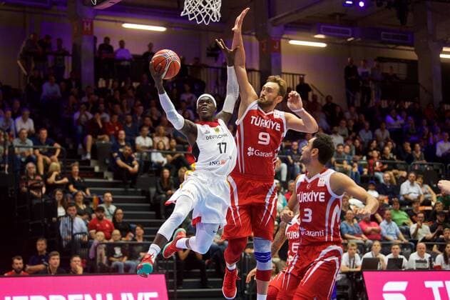 Basketball Hamburg 07.09.2018 VTG Supercup Deutschland (GER) - Türkei (TUR) Dennis Schröder Schroeder (Deutschland, No.17) Schröder Semih Erden (Türkei, No.09) Kartal Özmizrak (Türkei, No.03)