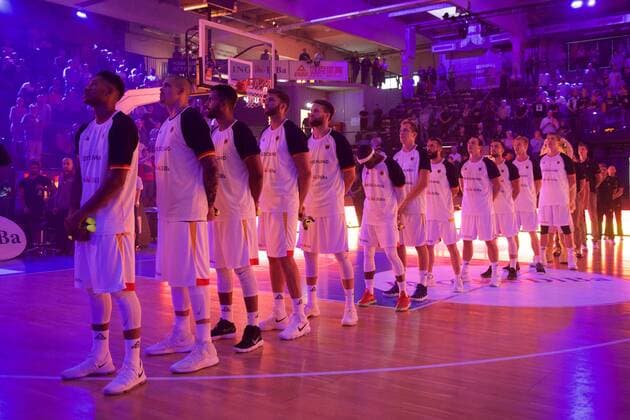 Basketball Hamburg 07.09.2018 VTG Supercup Deutschland (GER) - Türkei (TUR) Team Deutschland bei der Nationalhymne Mannschaft Karim Jallow (Deutschland, No.35) Maik Zirbes (Deutschland, No.33) Johannes Thiemann (Deutschland, No.32) Maximilian Kleber (Deutschland, No.24) Dennis Schröder Schroeder (Deutschland, No.17) Schröder Jonas Grof (Deutschland, No.15) Bastian Doreth (Deutschland, No.13) Karsten Tadda (Deutschland, No.09) Ismet Akpinar (Deutschland, No.08) Nils Giffey (Deutschland, No.05) Andreas Seifert (Deutschland, No.02) vlnr.