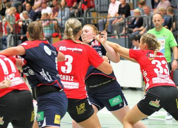 Kerstin Foth (Herrenberg) wird von Buchholzer Spielerinnen bedraengt GER, HL Buchholz 08 Rosengarten - SG H2Ku Herrenberg, 2.Liga Frauen, Handball Buchholz Copyright: xEIBNER Cebulokx EP_EER