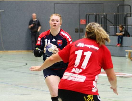 vl. Kerstin Foth (Herrenberg) gegen Sarah Lamp (Bucholz-Rosengarten) GER, HL Buchholz 08 Rosengarten - SG H2Ku Herrenberg, 2.Liga Frauen, Handball Buchholz Copyright: xEIBNER Cebulokx EP_EER