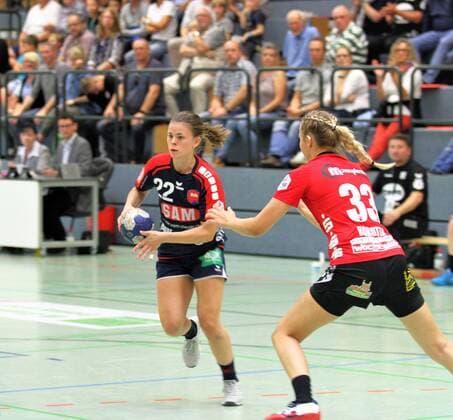 vl. Marie-Christine Beddies (Herrenberg) und Lisa Borutta (Bucholz-Rosengarten) GER, HL Buchholz 08 Rosengarten - SG H2Ku Herrenberg, 2.Liga Frauen, Handball Buchholz Copyright: xEIBNER Cebulokx EP_EER