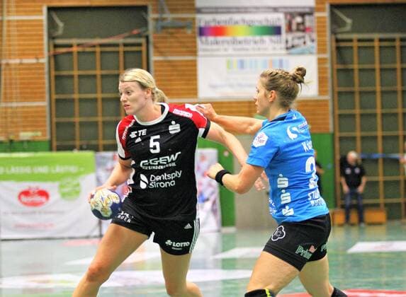 vl. Carolin Schmele (HSG Bensheim-Auerbach) und Isabell Kaiser (Buxtehuder SV) GER, Buxtehuder SV - HSG Bensheim Auerbach, 1.Liga Frauen, Handball Buxtehude Copyright: xEIBNER Cebulokx EP_EER