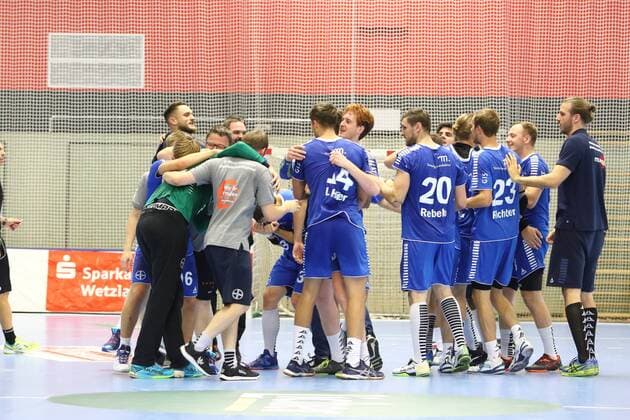 Dormagener Spieler feiern den Sieg gegen Huettenberg TV Huettenberg vs TSV Bayer Dormagen --- Handball --- 2. Bundesliga --- 08.09.2018 TV Huettenberg vs TSV Bayer Dormagen --- Handball --- 2. Bundesliga --- 08.09.2018 Huettenberg Copyright: xEIBNER RenexWeissx EP_RWS