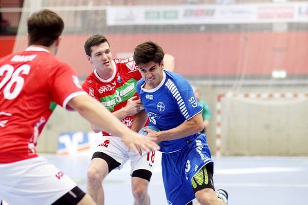 Ragnar Johannsson (Huettenberg) im Zweikampf mit Eloy Morante Maldonado (Dormagen) TV Huettenberg vs TSV Bayer Dormagen --- Handball --- 2. Bundesliga --- 08.09.2018 TV Huettenberg vs TSV Bayer Dormagen --- Handball --- 2. Bundesliga --- 08.09.2018 Huettenberg Copyright: xEIBNER RenexWeissx EP_RWS