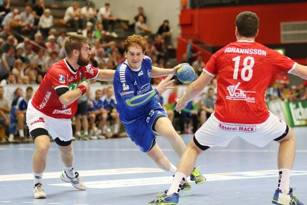 Lukas Stutzke (Dormagen) im Zweikampf mit Moritz Lambrecht (Huettenberg, links), rechts: Ragnar Johannsson (Huettenberg) TV Huettenberg vs TSV Bayer Dormagen --- Handball --- 2. Bundesliga --- 08.09.2018 TV Huettenberg vs TSV Bayer Dormagen --- Handball --- 2. Bundesliga --- 08.09.2018 Huettenberg Copyright: xEIBNER RenexWeissx EP_RWS
