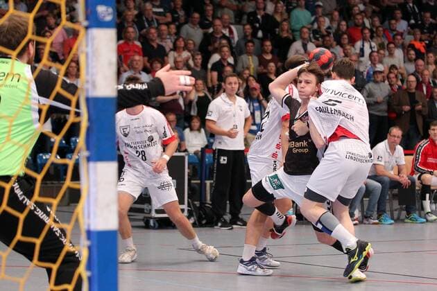 Handball 2. Bundesliga 2018 2019 - Hamburg Handball vs. TuS Ferndorf Leif Tissier (Hamburg) im Zweikampf mit Jonas Faulenbach (Ferndorf) . Sporthalle Alsterdorf Hamburg Foto: Frank Schoof
