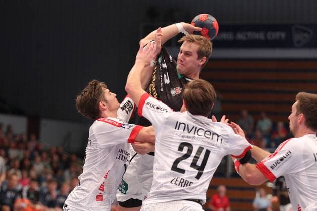 Handball 2. Bundesliga 2018 2019 - Hamburg Handball vs. TuS Ferndorf Niklas Weller (Hamburg) im Zweikampf mit Kevin Tobias John (Ferndorf), Lukas Zerbe (Ferndorf) und Lucas Schneider (Ferndorf) . Sporthalle Alsterdorf Hamburg Foto: Frank Schoof