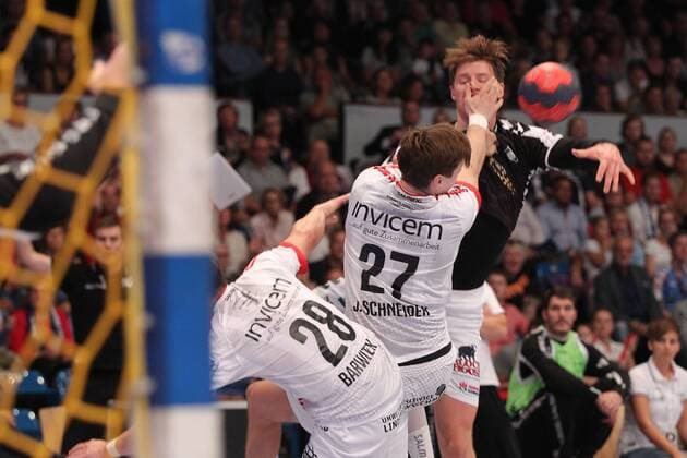 Handball 2. Bundesliga 2018 2019 - Hamburg Handball vs. TuS Ferndorf Jan Forstbauer (Hamburg) im Zweikampf mit Moritz Barwitzki (Ferndorf) und Kevin Tobias John (Ferndorf) . Sporthalle Alsterdorf Hamburg Foto: Frank Schoof