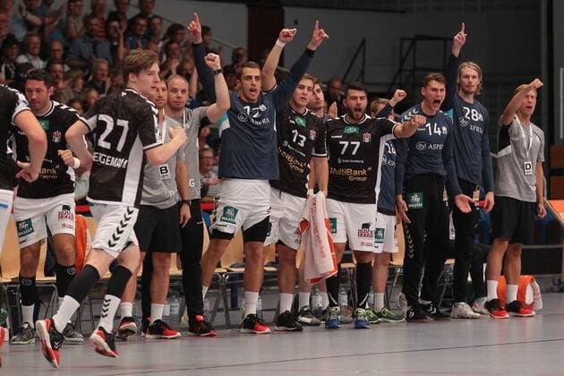 Handball 2. Bundesliga 2018 2019 - Hamburg Handball vs. TuS Ferndorf Jubel der Mannschaft: Blazenko Lackovic (Hamburg) Thies Bergemann (Hamburg) Trainer Torsten Jansen (Hamburg) Torwart Marcel Kokoszka (Hamburg) Niklas Weller (Hamburg) Kevin Herbst (Hamburg) Christopher Rix (Hamburg) Lukas Ossenkopp (Hamburg) Torwart Aron Edvardsson (Hamburg) Sporthalle Alsterdorf Hamburg Foto: Frank Schoof