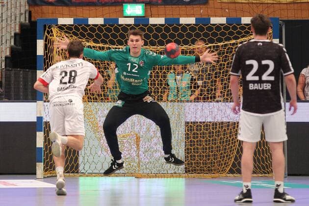 Handball 2. Bundesliga 2018 2019 - Hamburg Handball vs. TuS Ferndorf Moritz Barwitzki (Ferndorf) wirft einen 7 Meter gegen Torwart Marcel Kokoszka (Hamburg) , rechts Philipp Bauer (Hamburg) . Sporthalle Alsterdorf Hamburg Foto: Frank Schoof