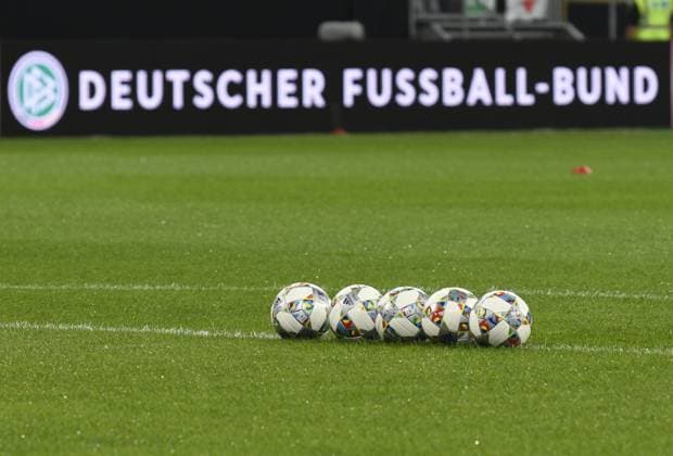 Spielbälle adidas UEFA Nations League OMB Spielball Weiss auf Rasen vor Bandenwerbung Bande DFB DEUTSCHER FUSSBALL-BUND DFB Länderspiel Deutschland GER vs Frankreich PER 09.09.2018 Wirsol Rhein-Neckar Arena Freundschaftsspiel DFB REGULATIONS PROHIBIT ANY USE OF PHOTOGRAPHS AS IMAGE SEQUENCES AND OR QUASI-VIDEO DFB Länderspiel Deutschland GER vs Frankreich PER